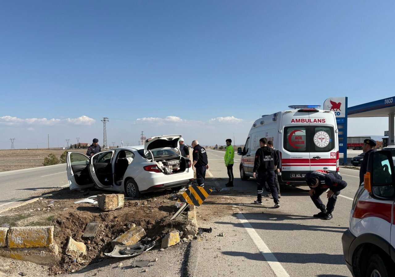 Afyonkarahisar'ın İhsaniye ilçesinde otomobilin refüje çarpması sonucu 5 kişi yaralandı.