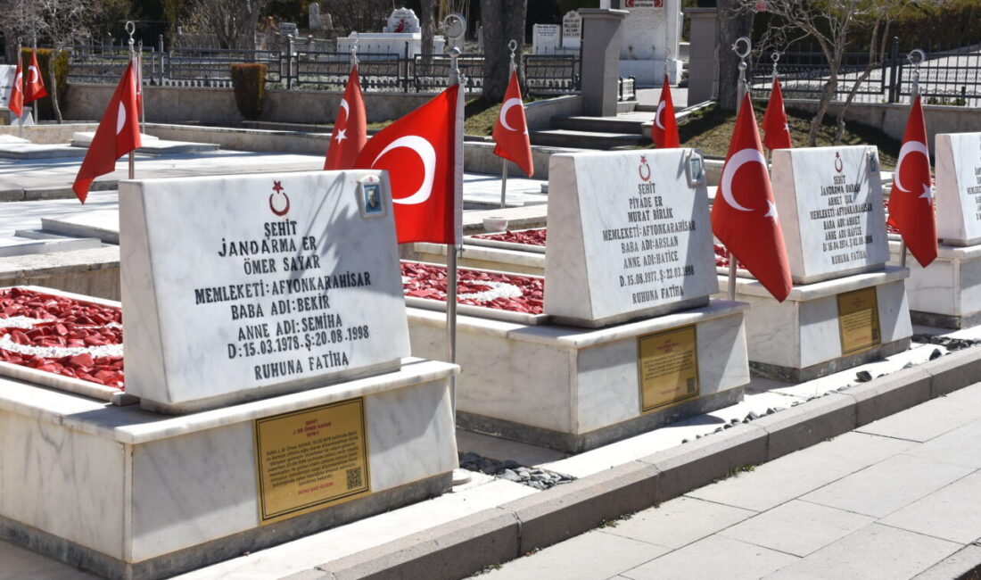 AFYONKARAHİSAR (AA) – Afyonkarahisar'da bulunan Hava Şehitliği'nde, şehit mezarlarına Şehit