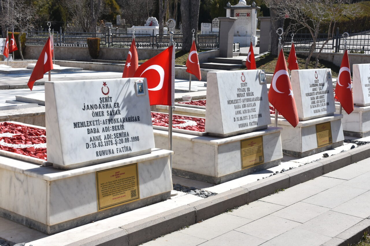 AFYONKARAHİSAR (AA) – Afyonkarahisar'da bulunan Hava Şehitliği'nde, şehit mezarlarına Şehit
