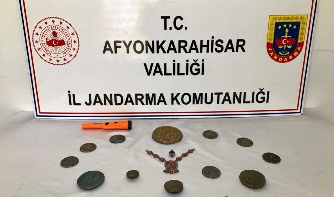 AFYONKARAHİSAR (AA) – Afyonkarahisar'da tarihi eser niteliği taşıyan madalyon, kolye,
