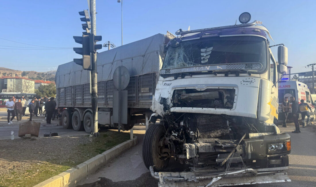 Afyonkarahisar’ın Dinar ilçesinde tırın tur otobüsüne çarpması sonucu 5 kişi