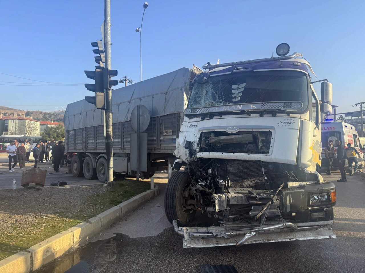 Afyonkarahisar’ın Dinar ilçesinde tırın tur otobüsüne çarpması sonucu 5 kişi