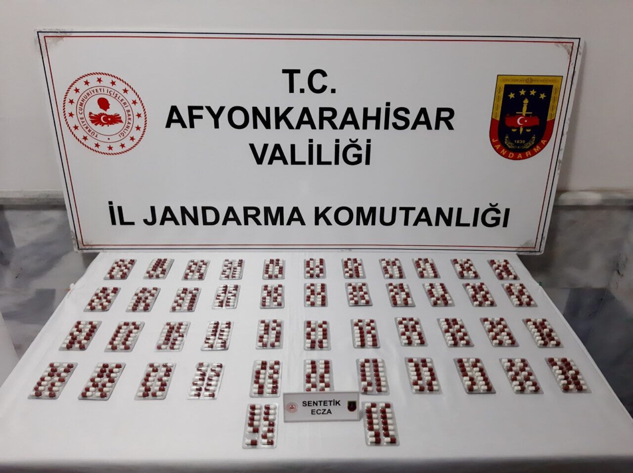AFYONKARAHİSAR (AA) – Afyonkarahisar'da aracında uyuşturucu ele geçirilen sürücü gözaltına