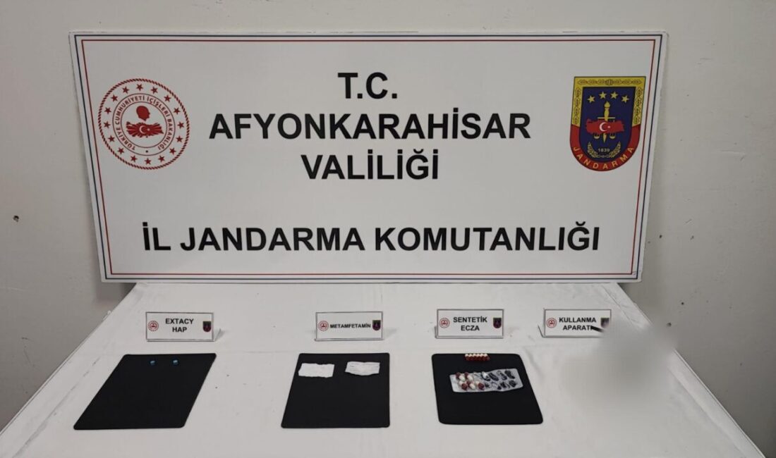 AFYONKARAHİSAR (AA) – Afyonkarahisar'ın Çobanlar ilçesinde araç içerisinde uyuşturucu maddelerle