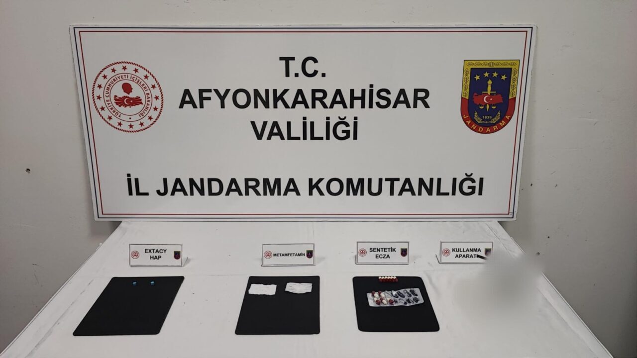 AFYONKARAHİSAR (AA) – Afyonkarahisar'ın Çobanlar ilçesinde araç içerisinde uyuşturucu maddelerle