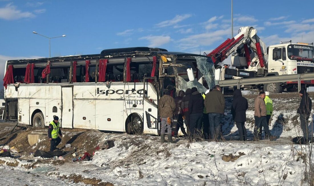 Afyonkarahisar’ın Sinanpaşa ilçesinde yolcu otobüsünün şarampole devrilmesi sonucu ilk belirlemelere