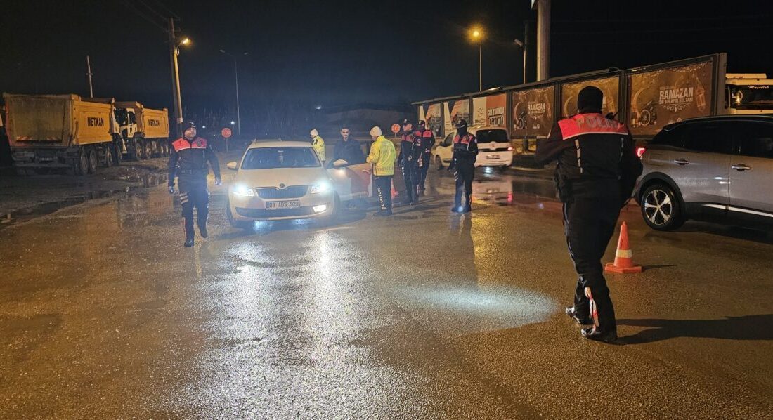 AFYONKARAHİSAR (AA) – Afyonkarahisar'da polis ekiplerince huzur uygulaması yapıldı. Erenler