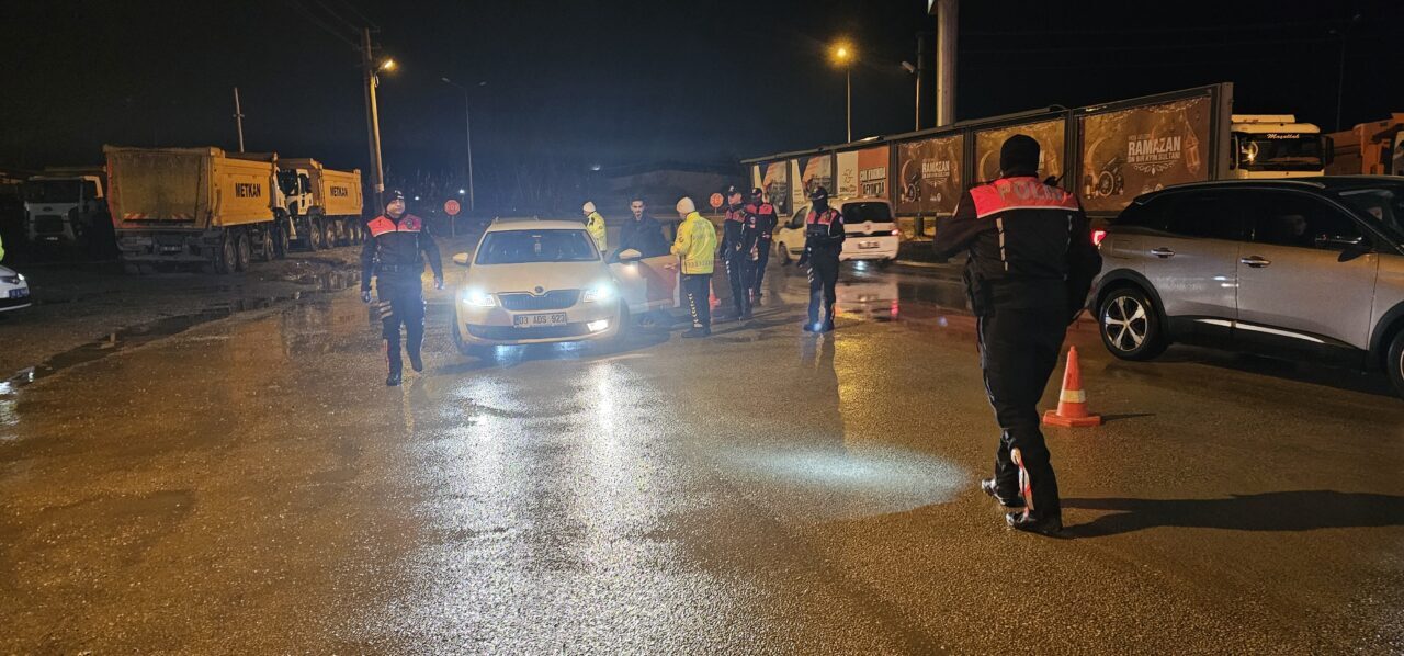 AFYONKARAHİSAR (AA) – Afyonkarahisar'da polis ekiplerince huzur uygulaması yapıldı. Erenler