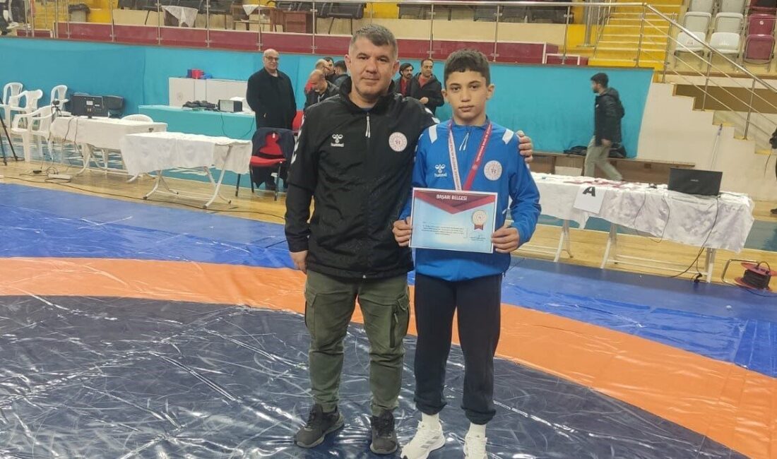 Isparta’da düzenlenen Yıldız Erkekler Okul Sporları Serbest Güreş Grup Müsabakalarında