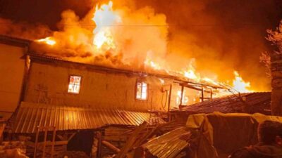 Bilecik’te çıkan yangında ahşap bir ev kullanılamaz hale gelirken, bitişiğindeki