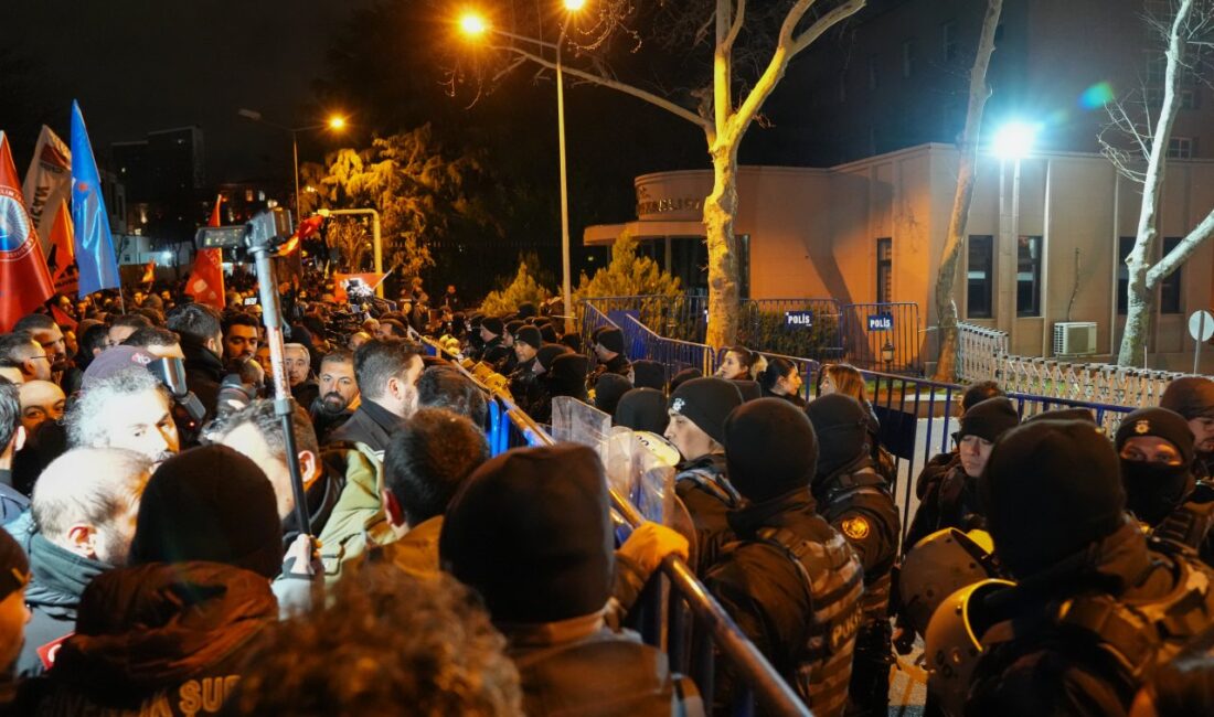 İstanbul Büyükşehir Belediyesine (İBB) yönelik yolsuzluk ve terör soruşturmasını protesto