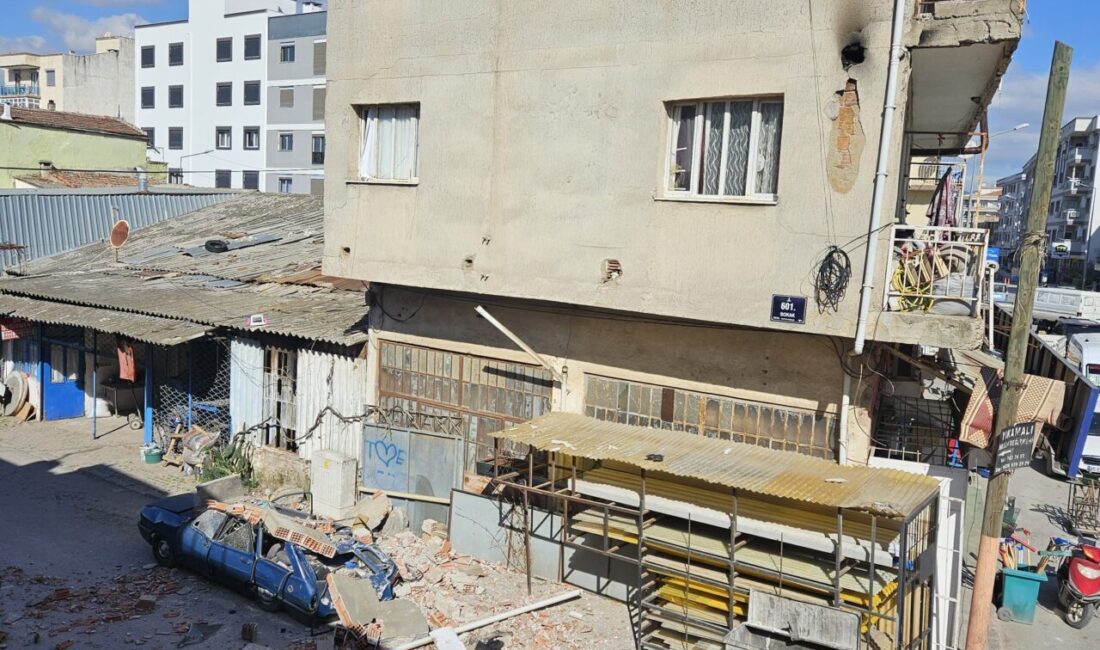 İzmir'in Menderes ilçesinde kuvvetli rüzgar nedeniyle apartmanın çatı katındaki duvarın