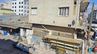 İzmir'in Menderes ilçesinde kuvvetli rüzgar nedeniyle apartmanın çatı katındaki duvarın