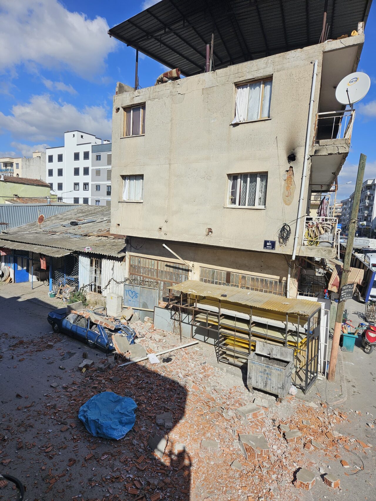 İzmir'in Menderes ilçesinde kuvvetli rüzgar nedeniyle apartmanın çatı katındaki duvarın