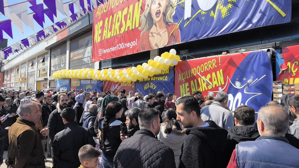Bursa’nın İnegöl ilçesinde indirim mağazasının açılışında ürünleri almak isteyen vatandaşlar