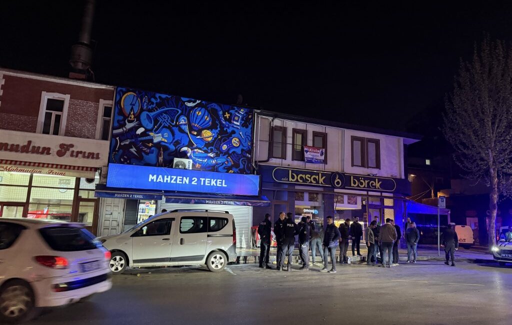 Sakarya’nın Adapazarı ilçesinde gürültü sebebiyle çıkan ve ortalığın savaş alanına