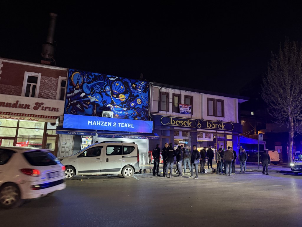 Sakarya’nın Adapazarı ilçesinde gürültü sebebiyle çıkan ve ortalığın savaş alanına