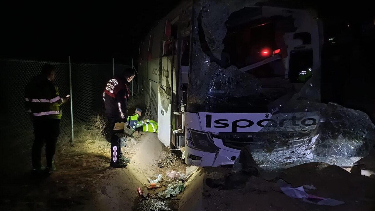 Aydın'ın Kuyucak ilçesinde otobüsün şarampole düşmesi sonucu 1 kişi öldü,
