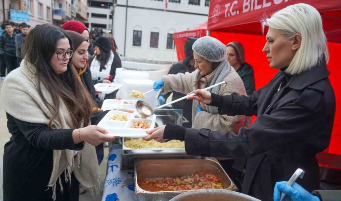 Bilecik Belediye Başkanı Melek Mızrak Subaşı, şehir merkezinde kurulan iftar
