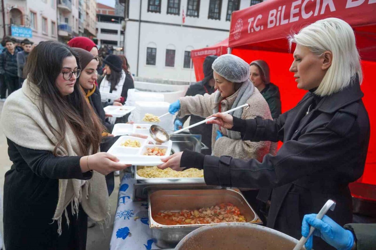 Bilecik Belediye Başkanı Melek Mızrak Subaşı, şehir merkezinde kurulan iftar
