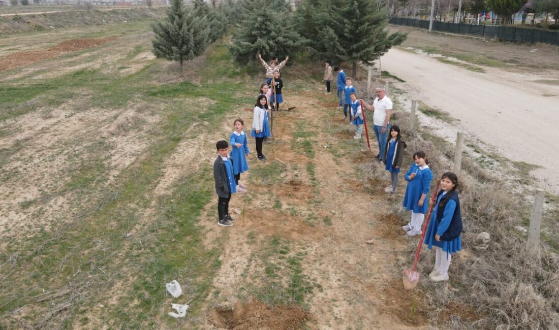 Başmakçı ilçesinde ilkokul öğrencileri fidan dikme etkinliğine katıldı.