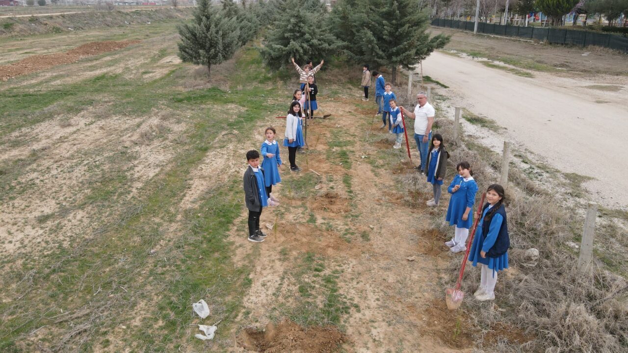 Başmakçı ilçesinde ilkokul öğrencileri fidan dikme etkinliğine katıldı.