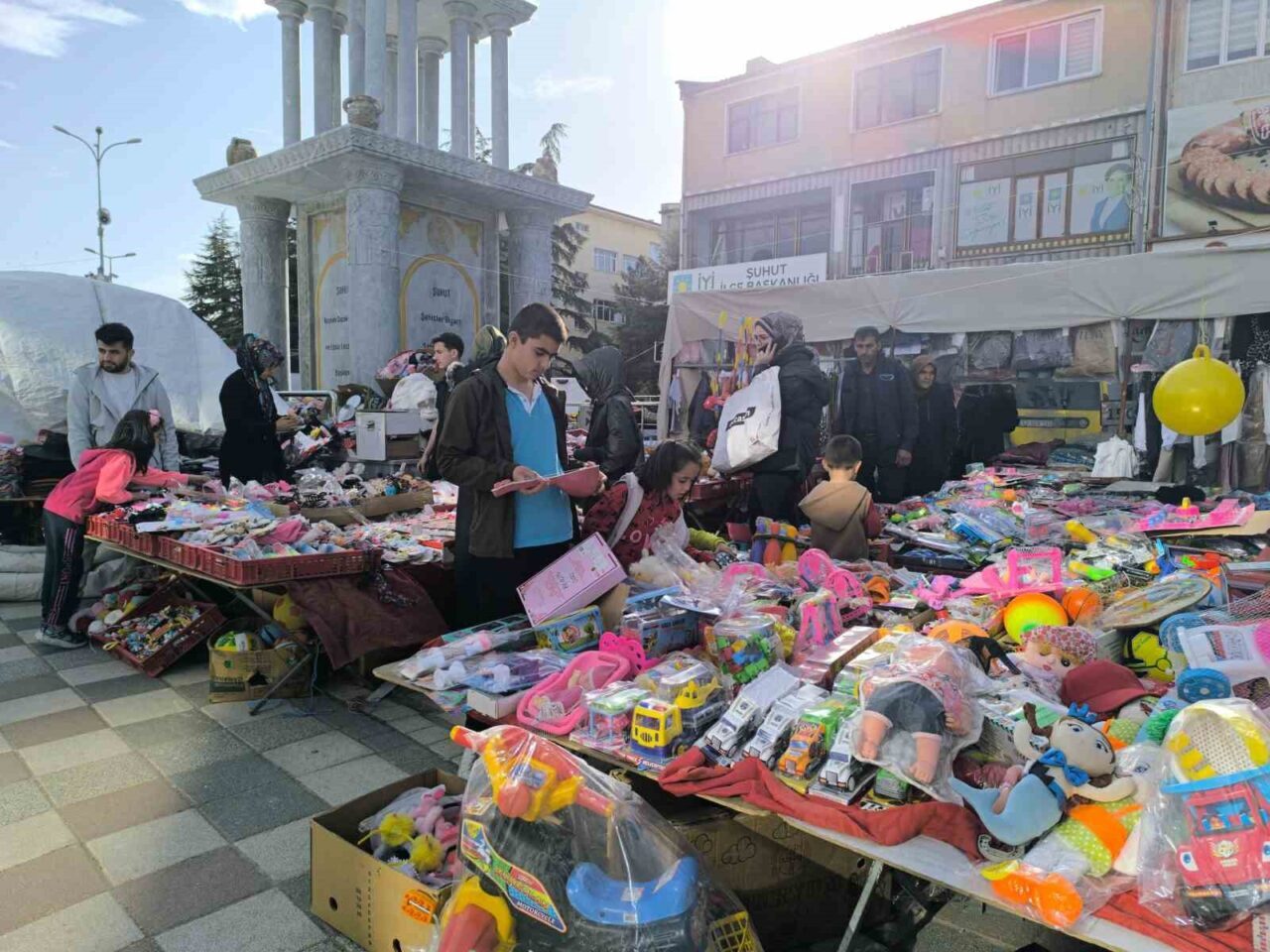 Afyonkarahisar’da Ramazan Bayramı’nda son 1 gün kala yaşanan hareketlilik esnafı