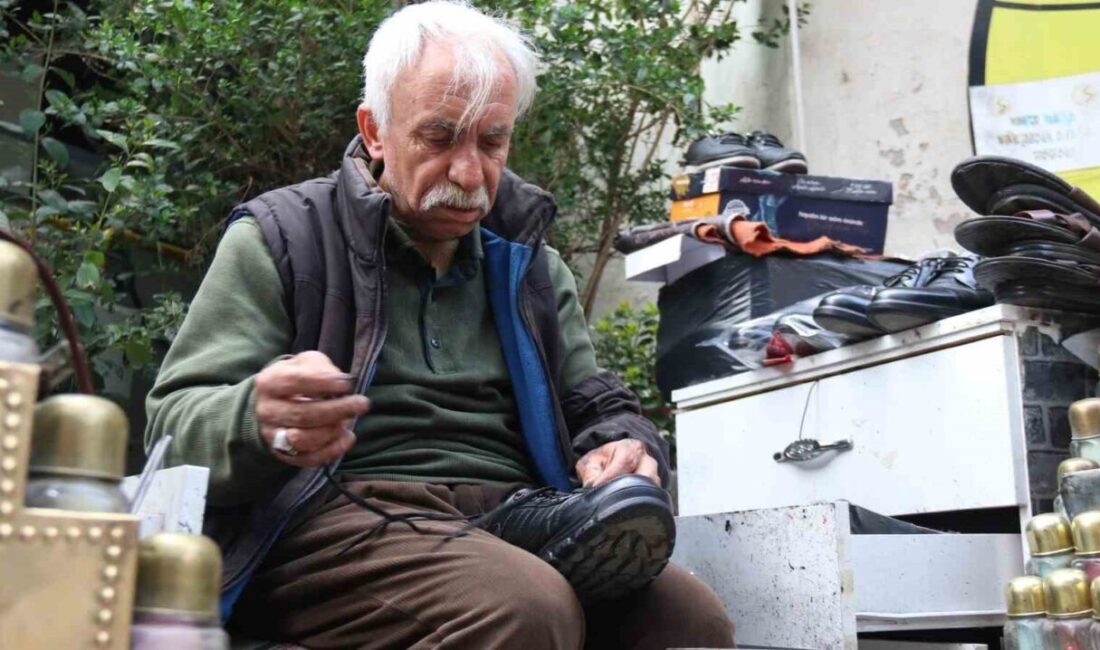 Eskişehir’de ayakkabı tamirciliği yapan esnaf, bayram öncesinde ayakkabılarını boyatmak isteyen