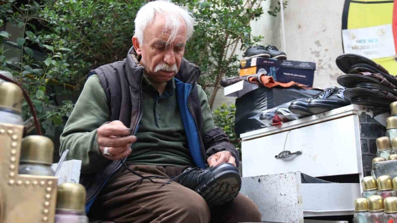 Eskişehir’de ayakkabı tamirciliği yapan esnaf, bayram öncesinde ayakkabılarını boyatmak isteyen