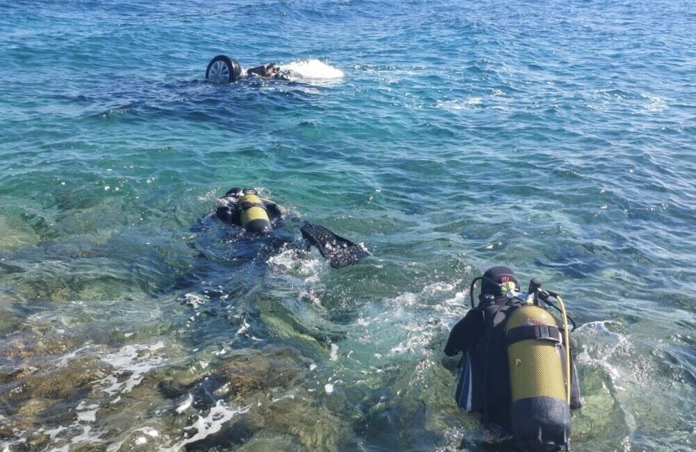 İzmir'in Urla ilçesinde henüz belirlenemeyen bir nedenle denize düşen otomobilden