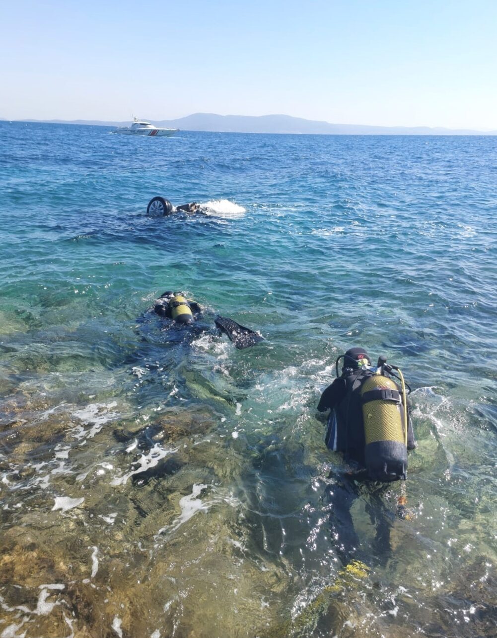 İzmir'in Urla ilçesinde henüz belirlenemeyen bir nedenle denize düşen otomobilden