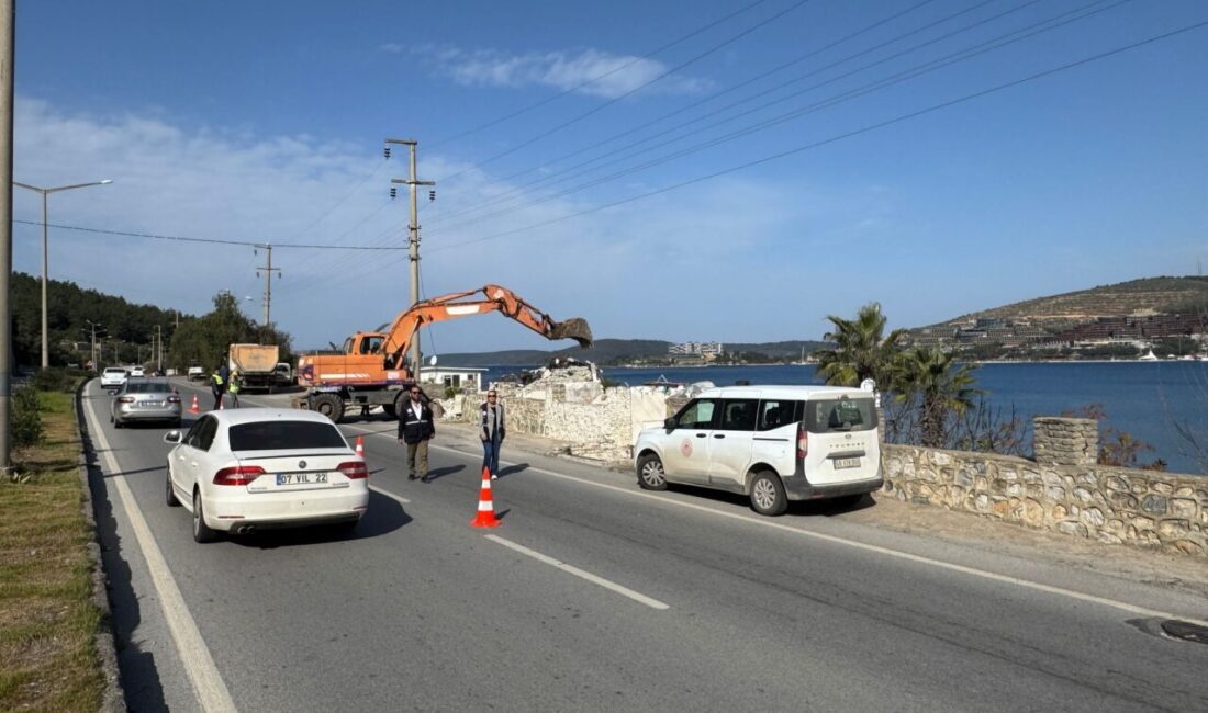 Muğla'nın Bodrum ilçesinde, Hazine arazisine yapıldığı belirlenen 2 kaçak yapıda