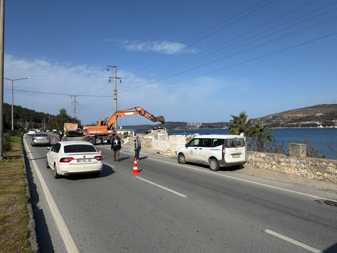 Muğla'nın Bodrum ilçesinde, Hazine arazisine yapıldığı belirlenen 2 kaçak yapıda