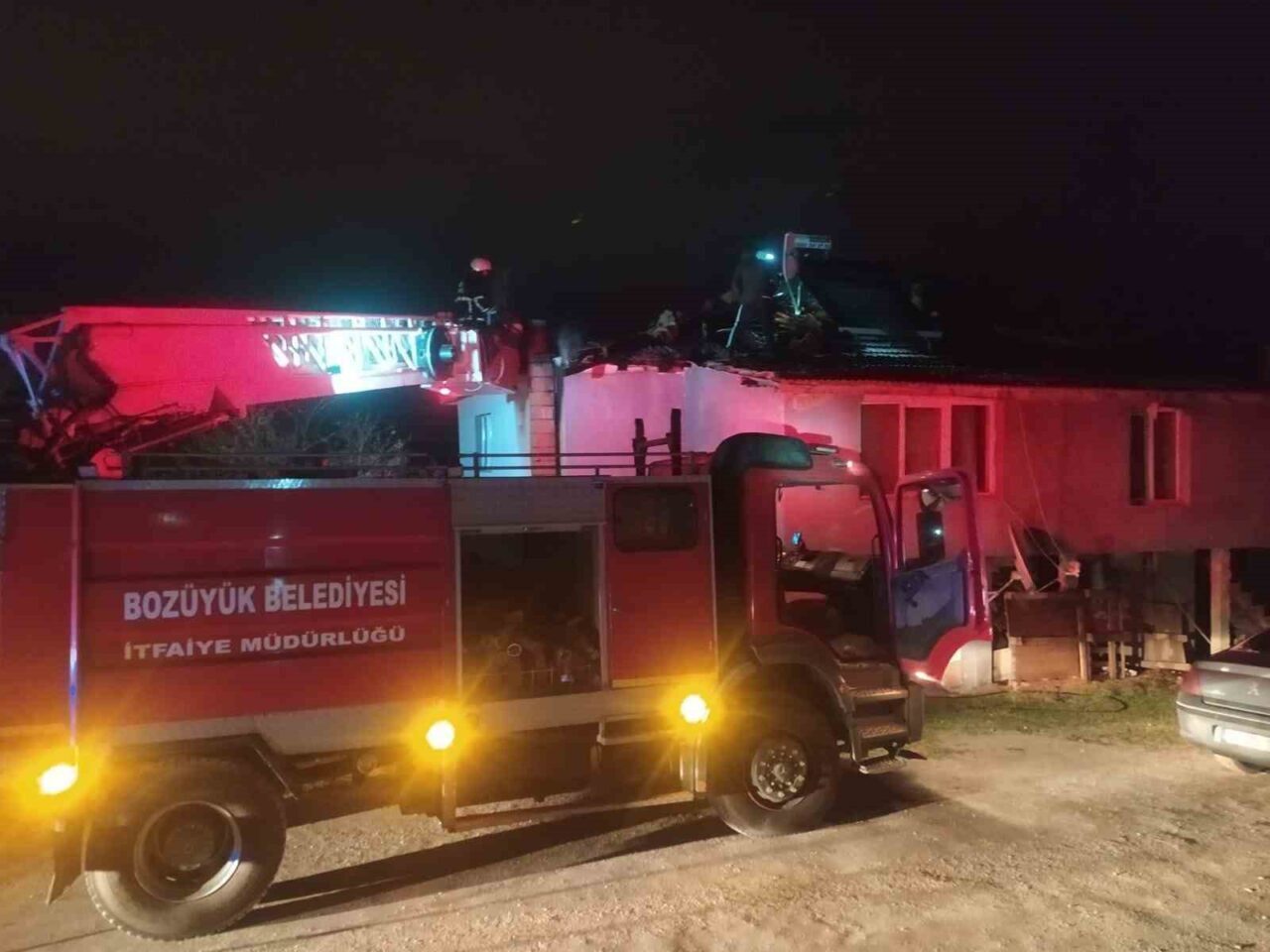 Bozüyük’te İçköy Mahallesi’nde çıkan çatı yangını söndürüldü.