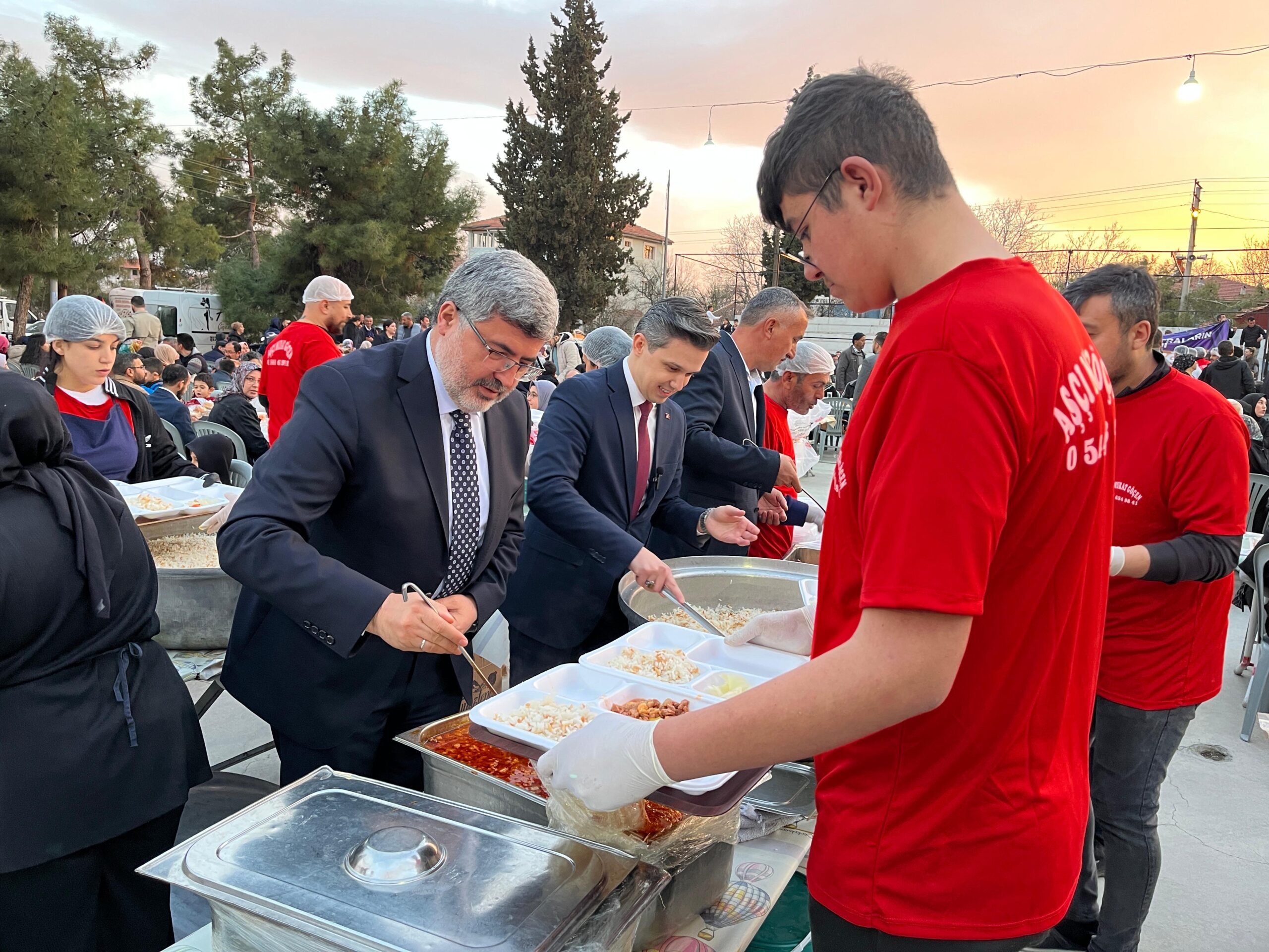 Dazkırı Belediyesi, Ramazan ayı boyunca geleneksel iftar programlarına bir yenisini