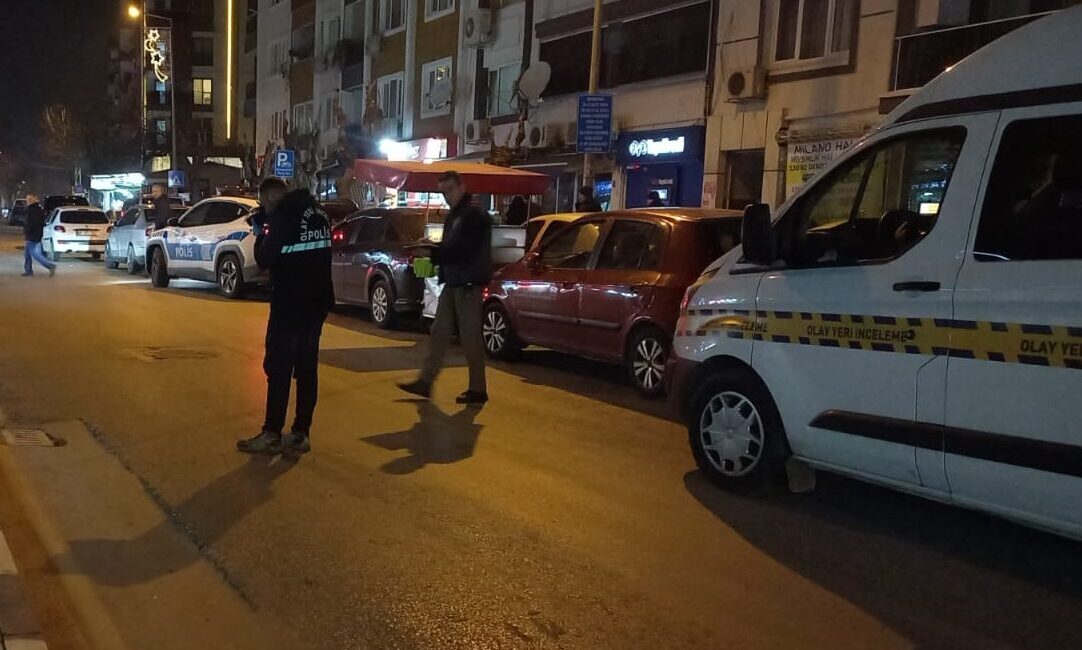 Manisa'nın Şehzadeler ilçesinde çıkan kavgada bıçakla yaralanan kişi kaldırıldığı hastanede