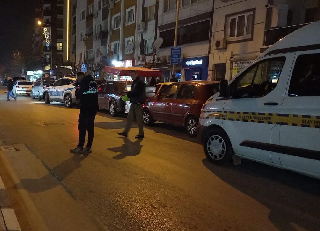 Manisa'nın Şehzadeler ilçesinde çıkan kavgada bıçakla yaralanan kişi kaldırıldığı hastanede