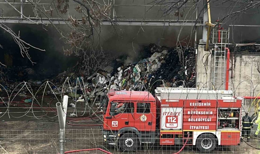 Eskişehir’de bulunan Çimsa Çimento fabrikasının deposunda çıkan yangın kontrol altına