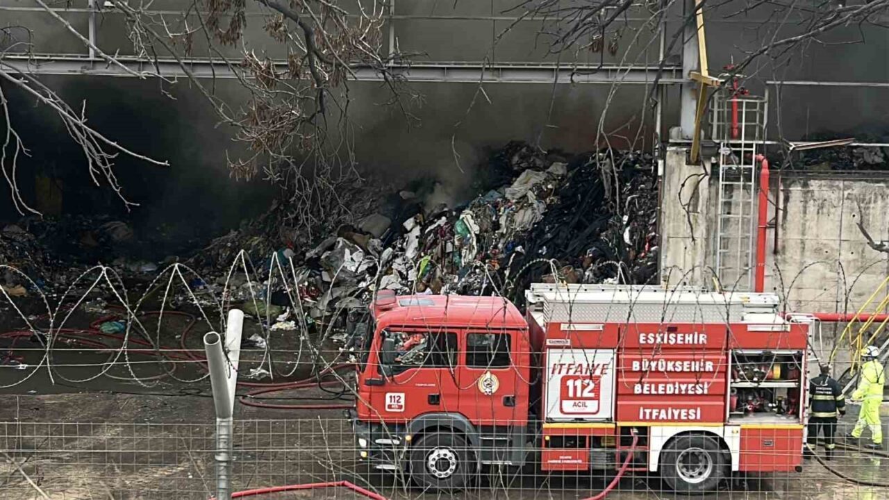 Eskişehir’de bulunan Çimsa Çimento fabrikasının deposunda çıkan yangın kontrol altına