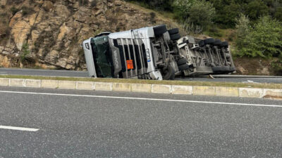 Aydın'ın Çine ilçesinde devrilen akaryakıt tankeri trafiği aksattı.
