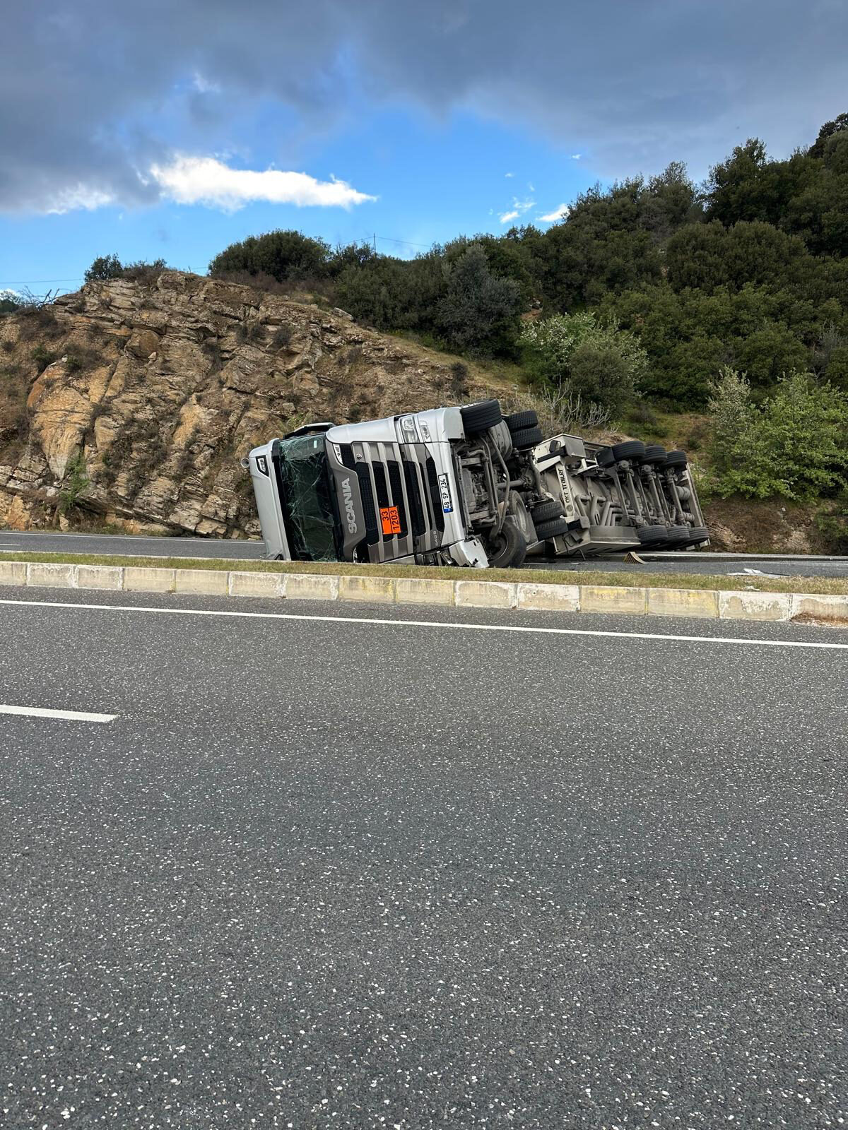 Aydın'ın Çine ilçesinde devrilen akaryakıt tankeri trafiği aksattı.