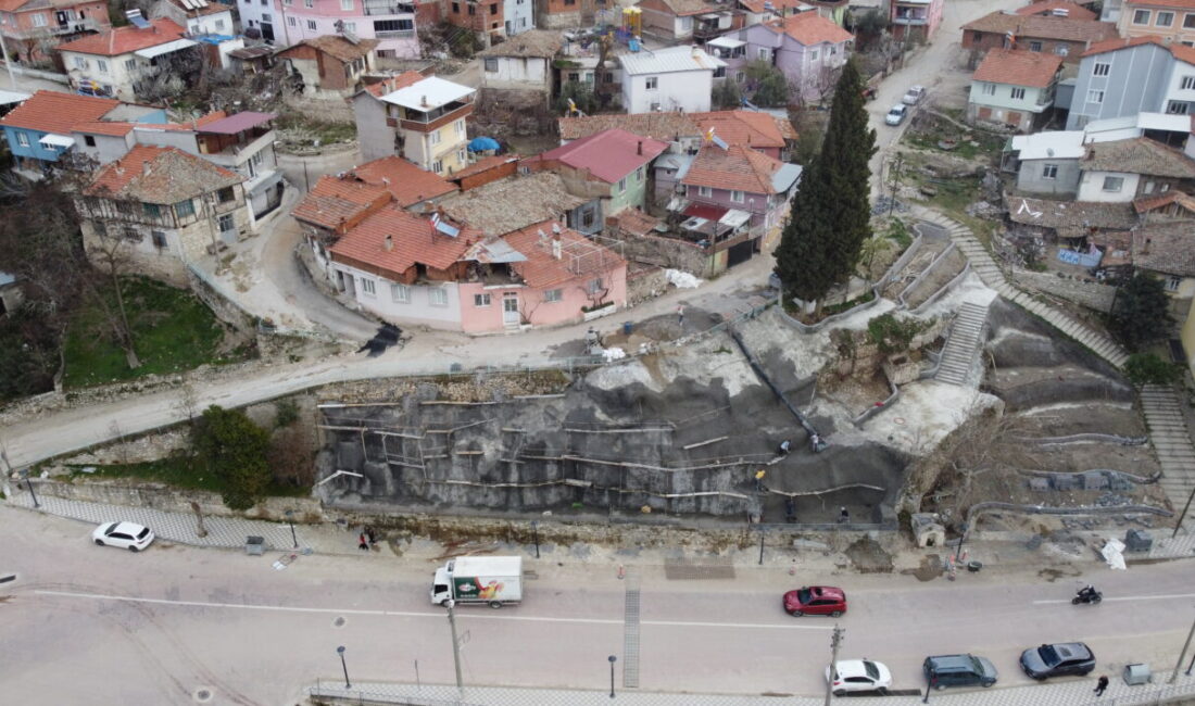 Manisa'nın Demirci ilçesinde, görüntü kirliliği oluşturan alanda yenileme çalışmaları başlatıldı.