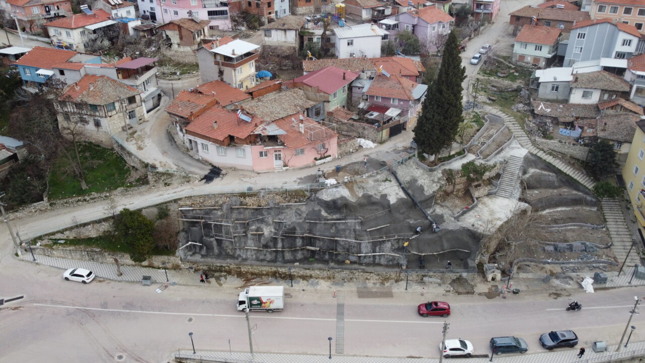 Manisa'nın Demirci ilçesinde, görüntü kirliliği oluşturan alanda yenileme çalışmaları başlatıldı.