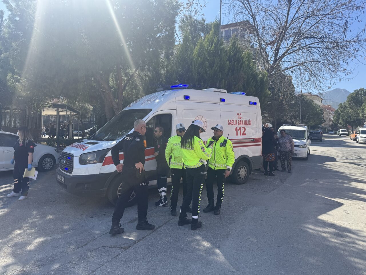 Denizli’nin Pamukkale ilçesinde evde çıkan yangında dumandan etkilenen anne ile