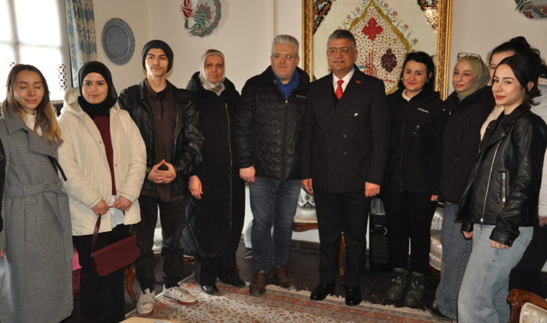 Kütahya Dumlupınar Üniversitesince (DPÜ) başlatılan akademisyenleri kampüs dışında vatandaşlarla bir