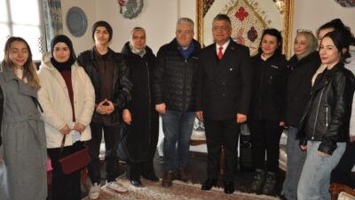 Kütahya Dumlupınar Üniversitesince (DPÜ) başlatılan akademisyenleri kampüs dışında vatandaşlarla bir