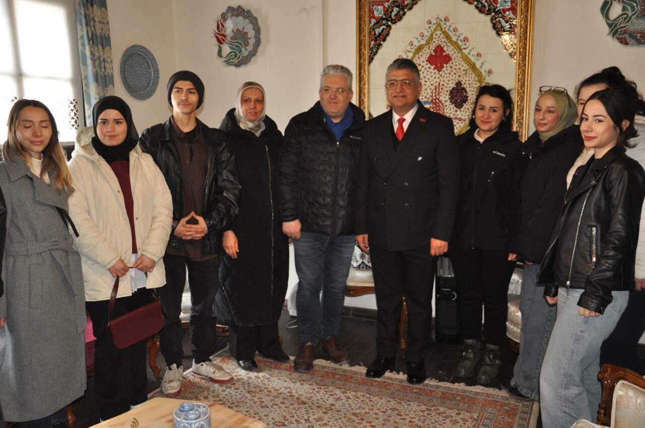 Kütahya Dumlupınar Üniversitesince (DPÜ) başlatılan akademisyenleri kampüs dışında vatandaşlarla bir