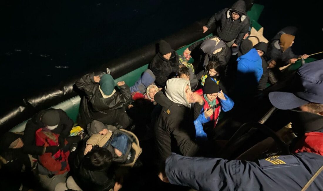 İzmir'in Çeşme ve Karaburun ilçeleri açıklarında 50 düzensiz göçmen yakalandı.