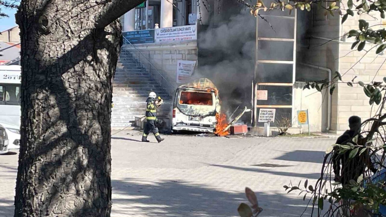 Eskişehir’de bir cami avlusunda park halindeyken bir anda yanmaya başlayan