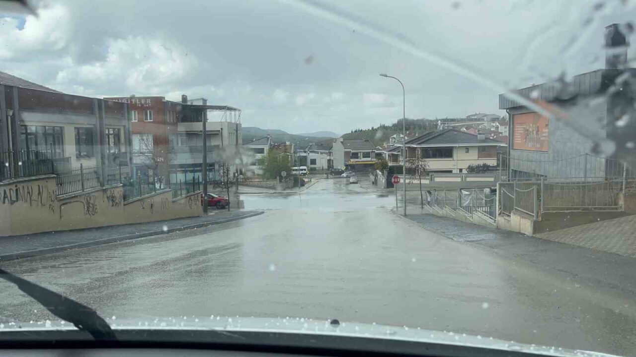 Eskişehir’de meteorolojinin uyarısını yaptığı kuvvetli sağanak yağmur ve dolu, öğleden